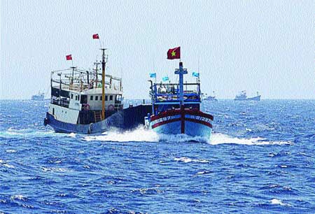 Banks support fishermen to go offshore fishing - ảnh 1